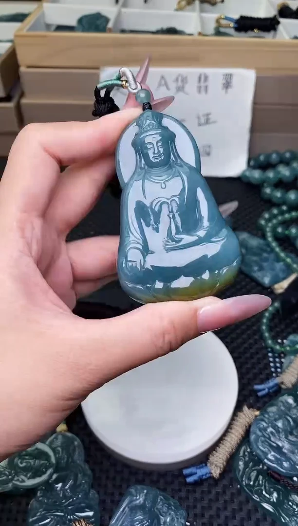 颈饰未镶嵌翡翠