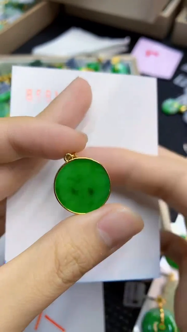 翡翠未镶嵌颈饰             1