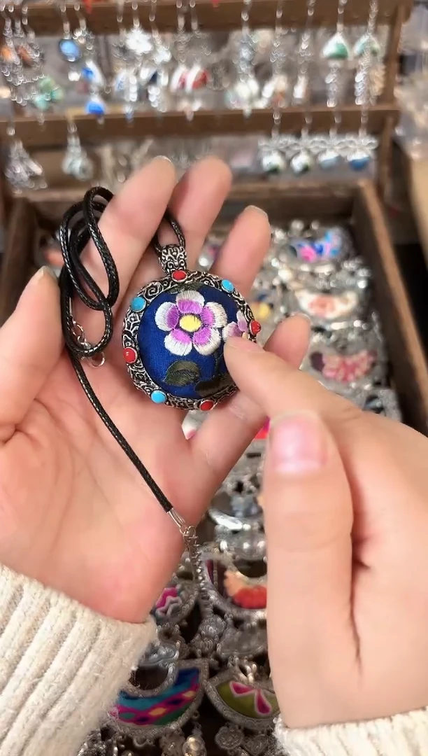 彩云南阁非遗老绣苗银饰品607