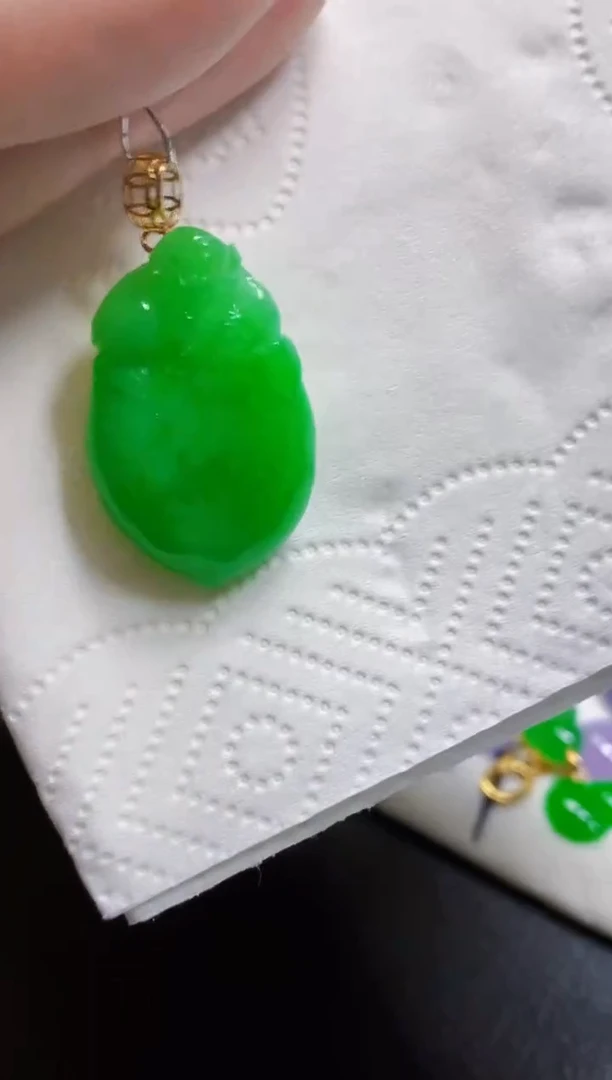 颈饰18K金镶嵌翡翠瓜