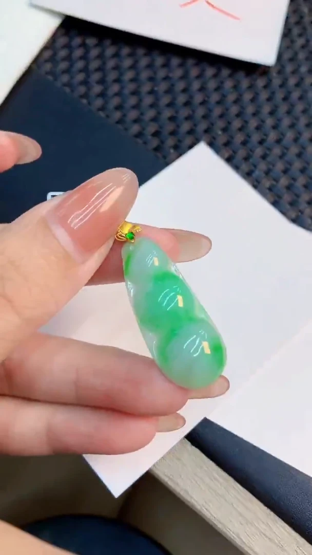 翡翠18K金镶嵌颈饰           1