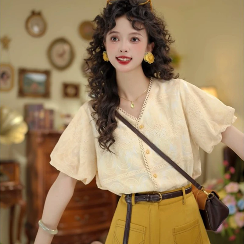 2025夏季穿搭一整套女装复古港风V领绣花衬衫+时尚休闲短裤两件套