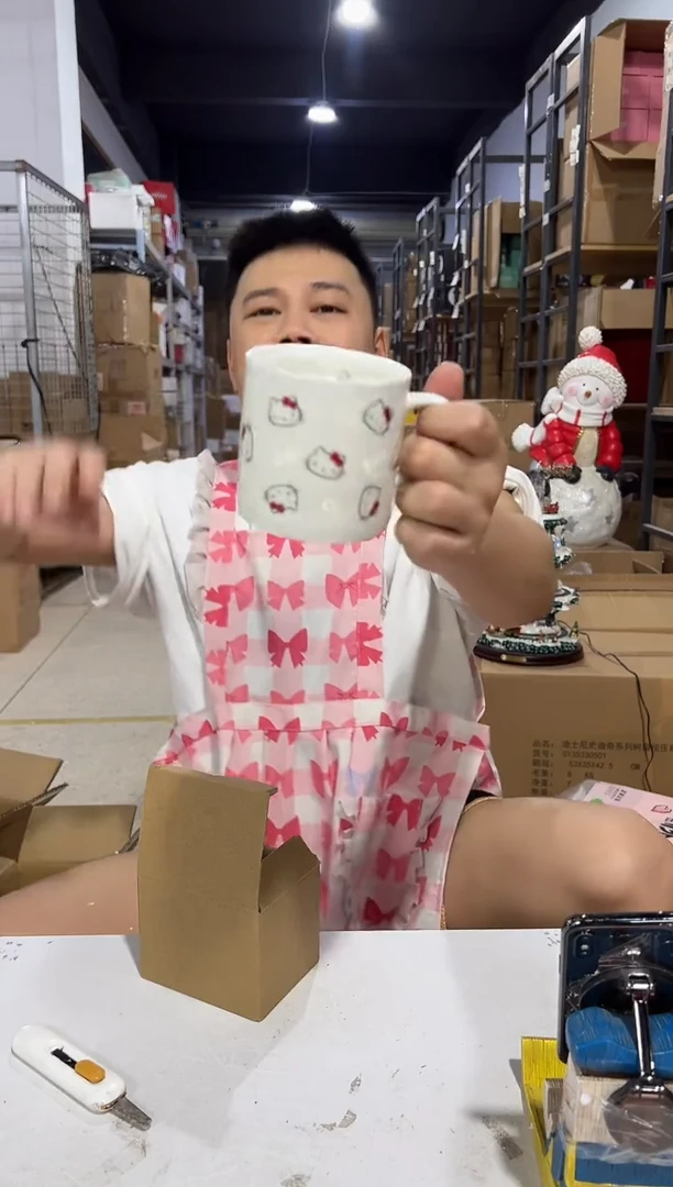 瓷片白色kt猫缕空满印水杯