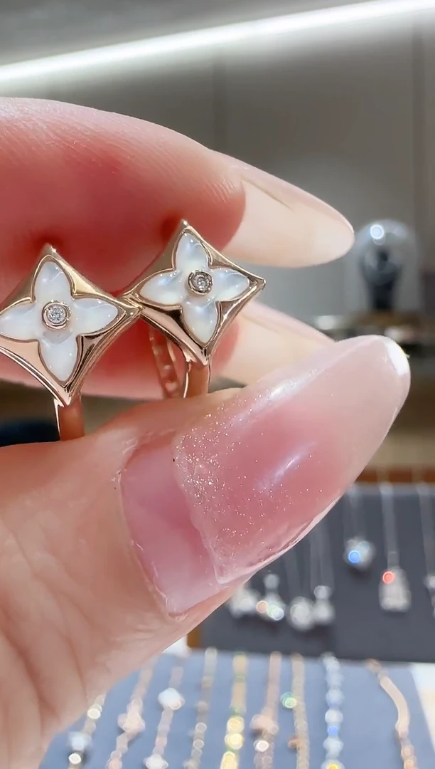 耳扣贝壳（贝母）18K金镶嵌贝母小花耳扣