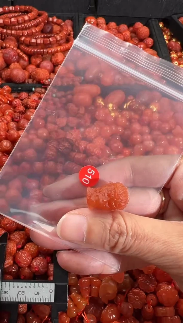 南红玛瑙未镶嵌颈饰1