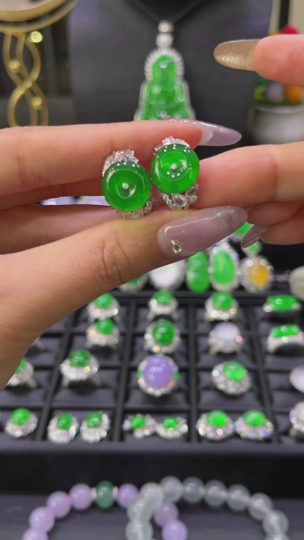 18K金镶嵌翡翠耳饰耳扣