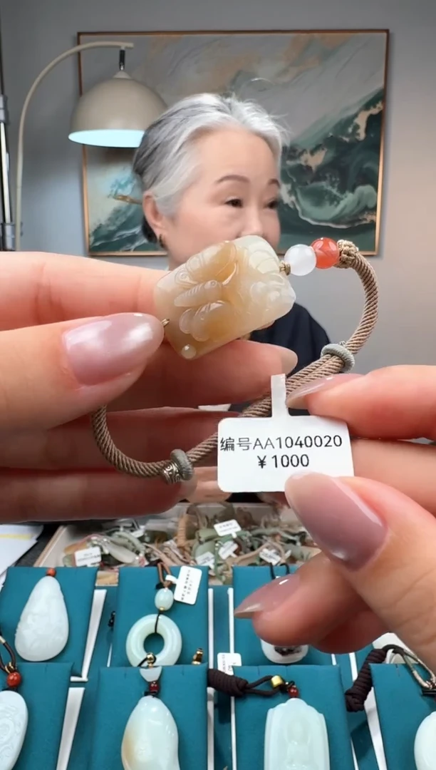 颈饰未镶嵌和田玉吊坠 AA