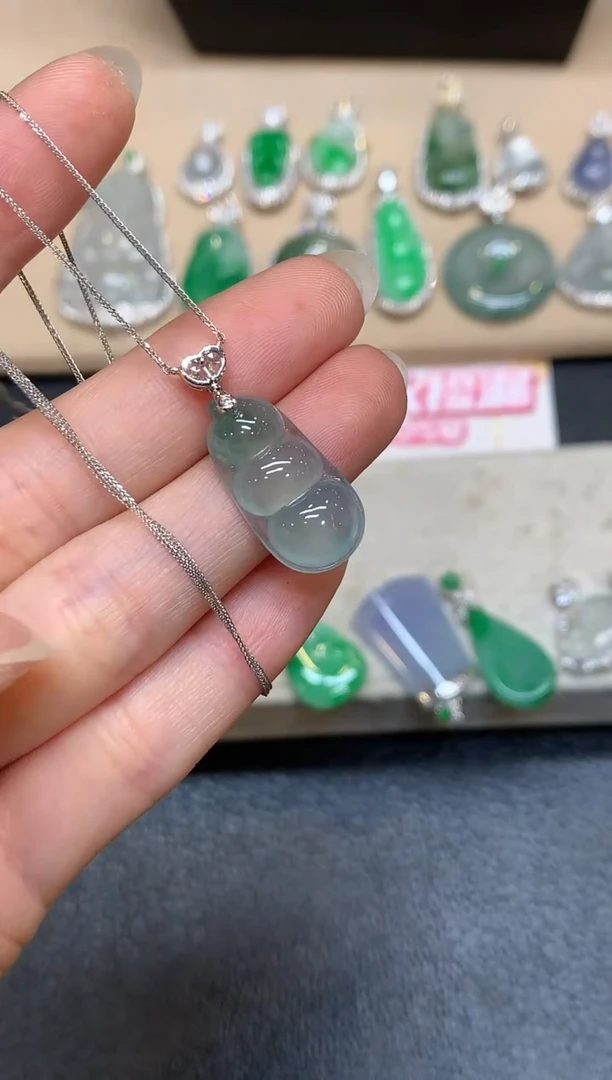 颈饰18K金镶嵌翡翠福豆【无服务费