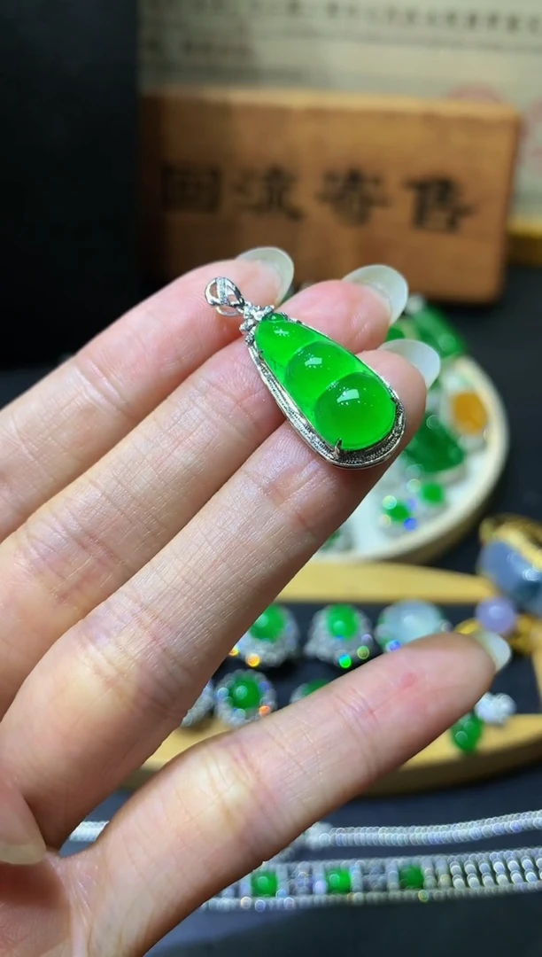 颈饰18K金镶嵌翡翠团购