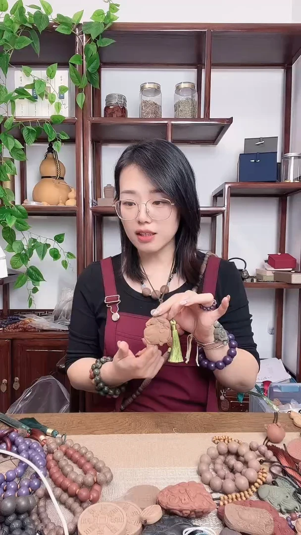 泥塑红麝香方的大牛头