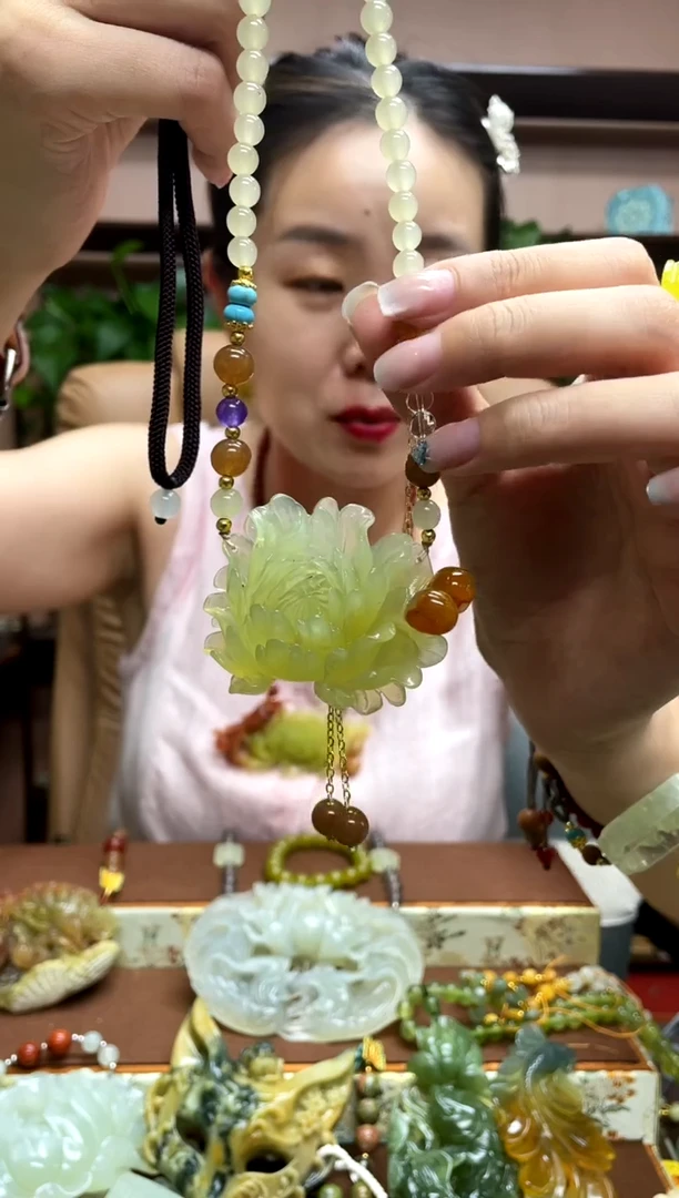 岫玉未镶嵌颈饰·
