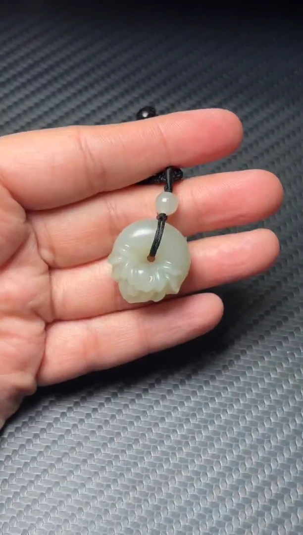 吊坠(赠链)未镶嵌和田玉且末近矿微色差平安扣