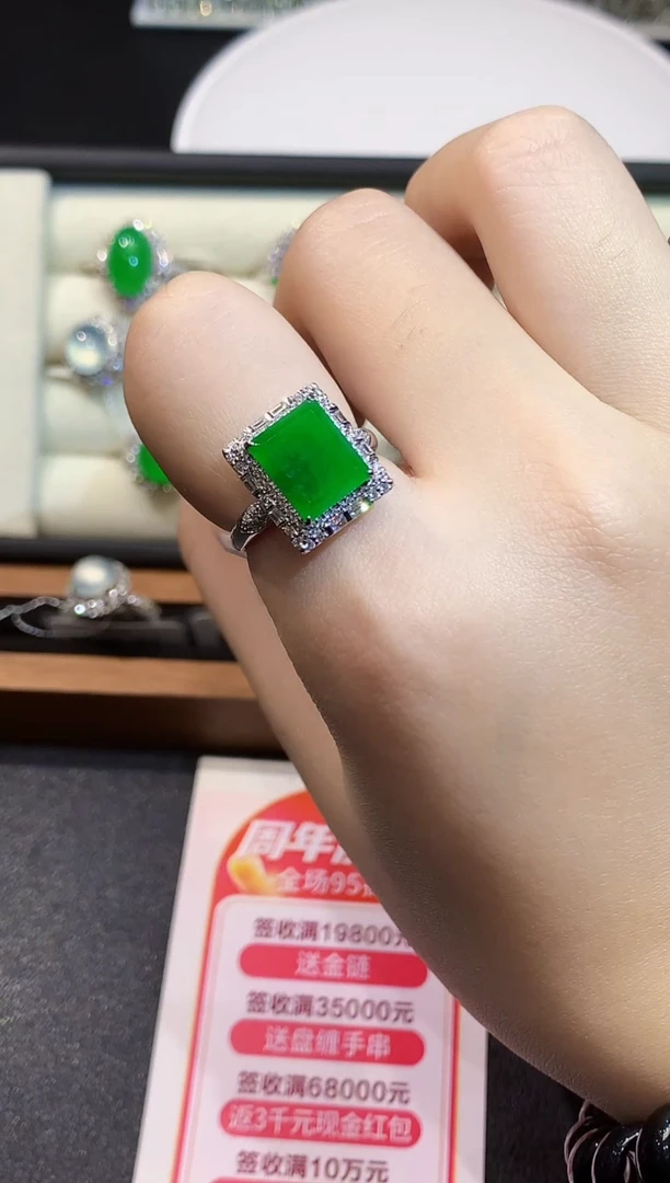 18K金镶嵌戒指翡翠多样性发其一