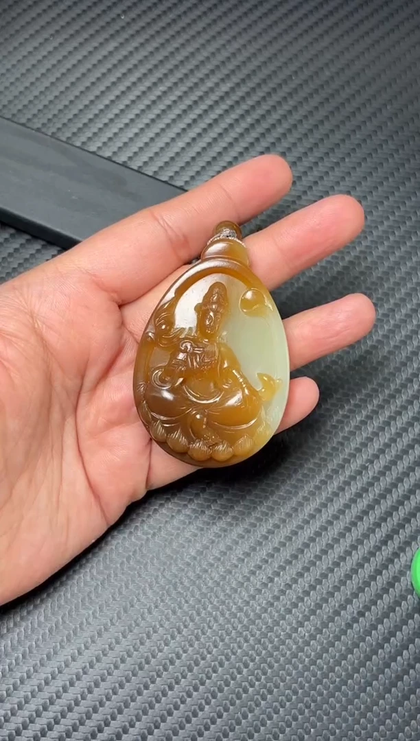 吊坠(赠链)未镶嵌和田玉若羌微色差吊坠m