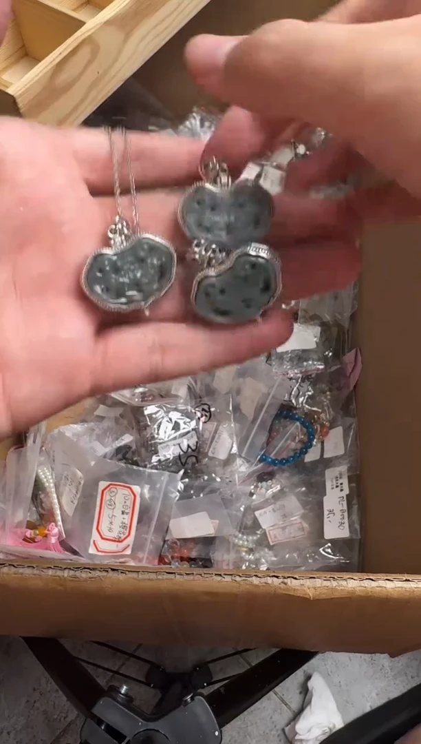 翡翠未镶嵌吊坠(不含链)上