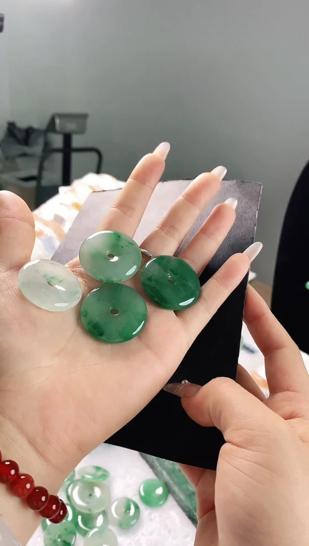 吊坠(不含链)未镶嵌石英质玉（非洲翠）多样性发其一