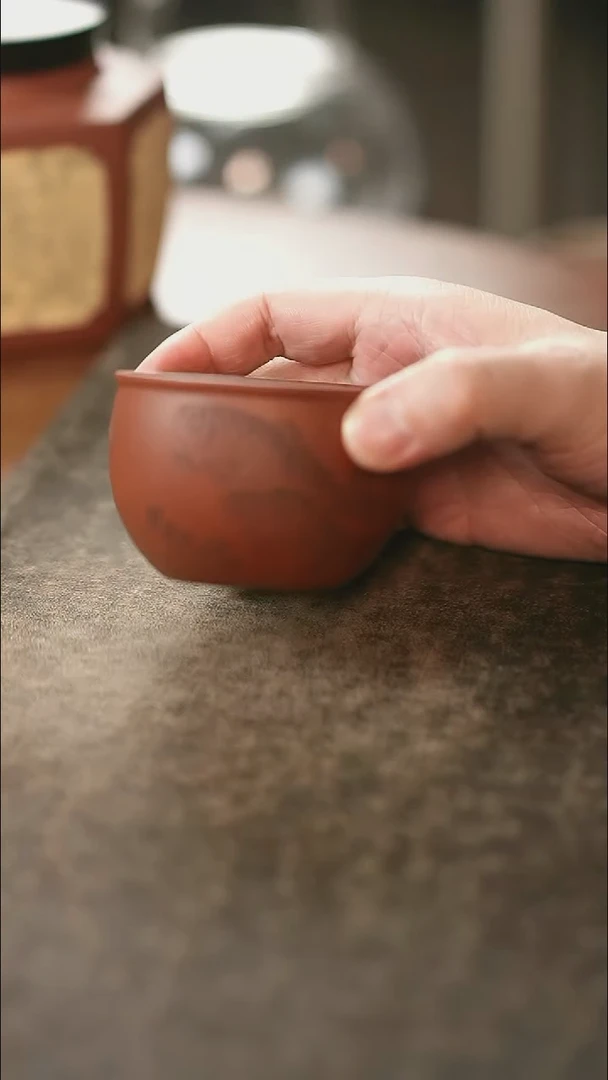 茶杯紫砂元宝杯-紫泥-鱼藻图