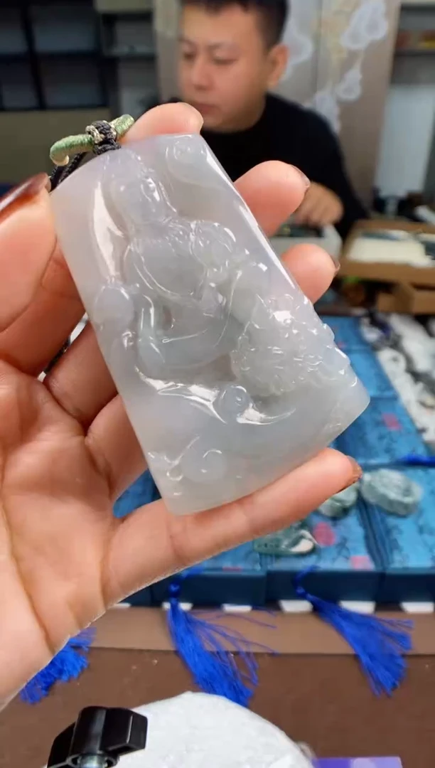 颈饰未镶嵌翡翠  多样性发其一