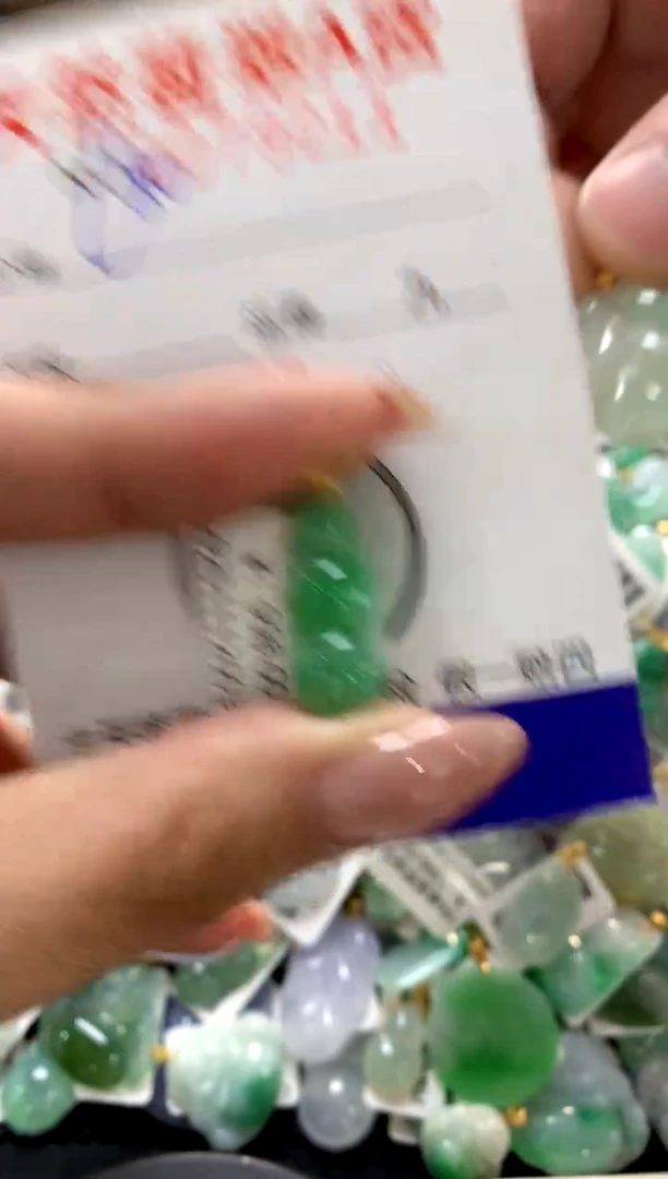 颈饰18K金镶嵌翡翠1111111111111111