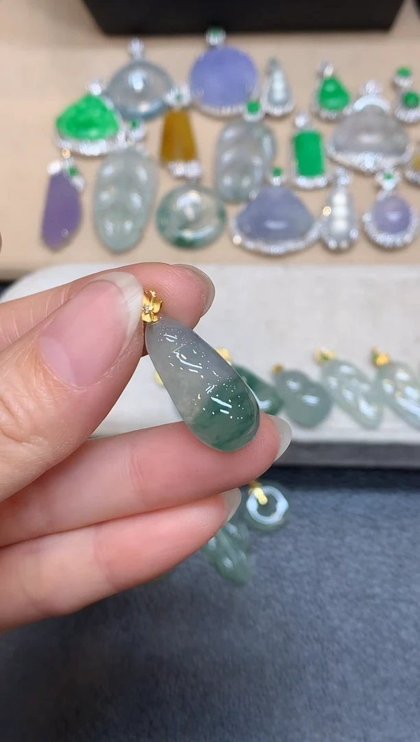 颈饰18K金镶嵌翡翠福豆【无服务费