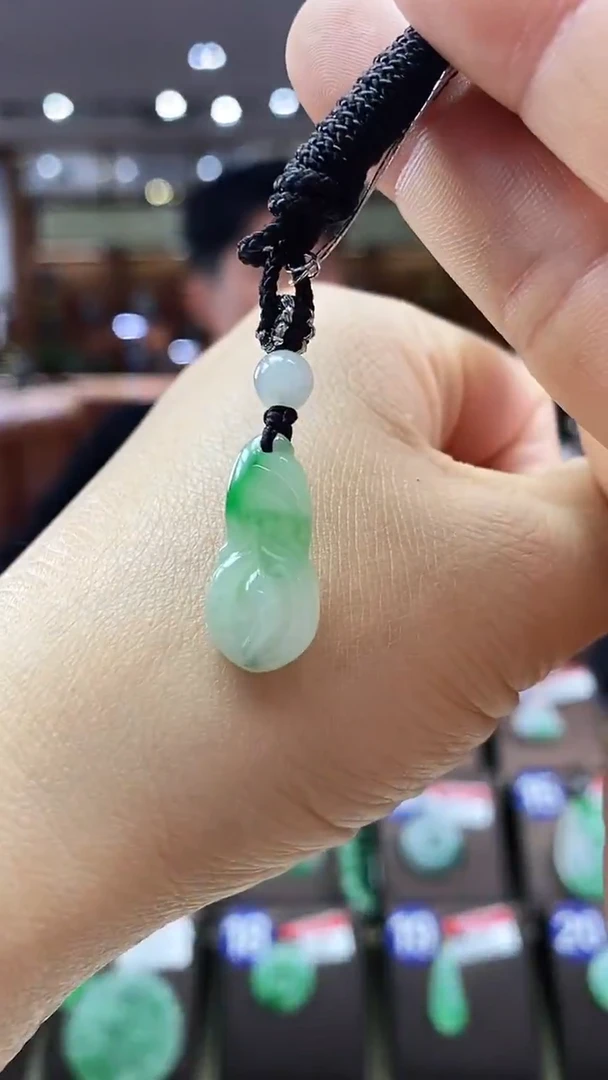 颈饰未镶嵌翡翠玉兰花