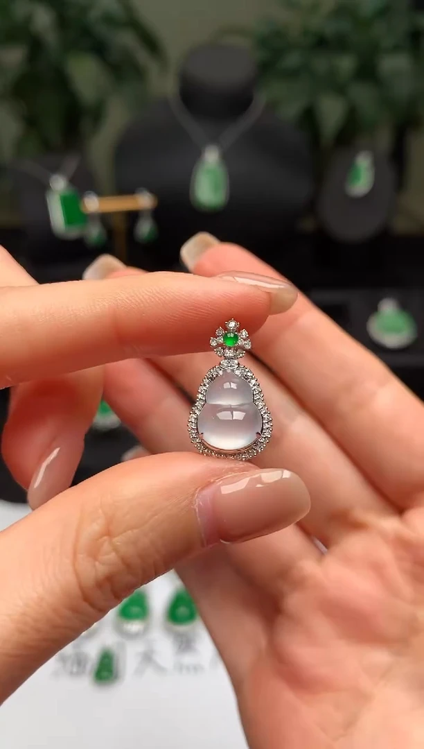 颈饰18K金镶嵌翡翠葫芦