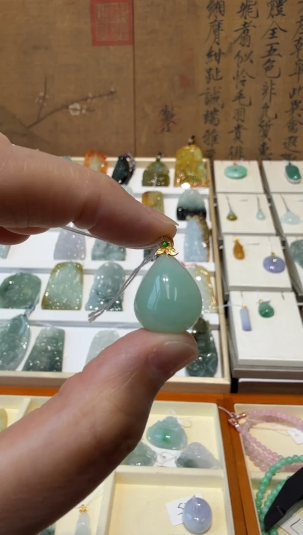翡翠18K金镶嵌吊坠(赠链)A货翡翠多样性孤品