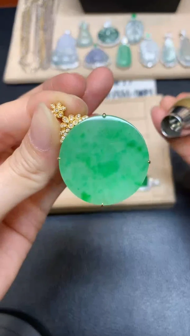 【闪购商品】翡翠颈饰18K金镶嵌圆牌【无服务费