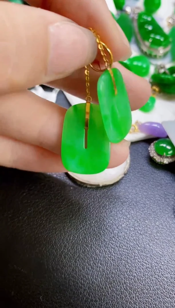 颈饰18K金镶嵌翡翠耳饰