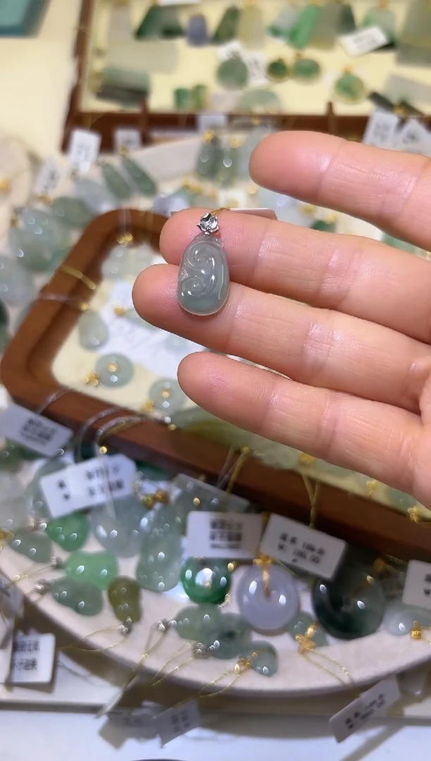 颈饰18K金镶嵌翡翠如意