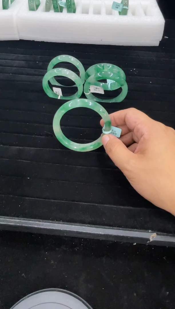 石英质玉手镯未镶嵌手镯