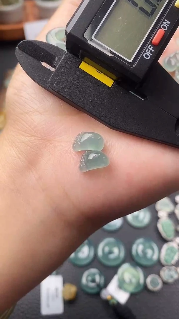 颈饰未镶嵌翡翠?小脚丫