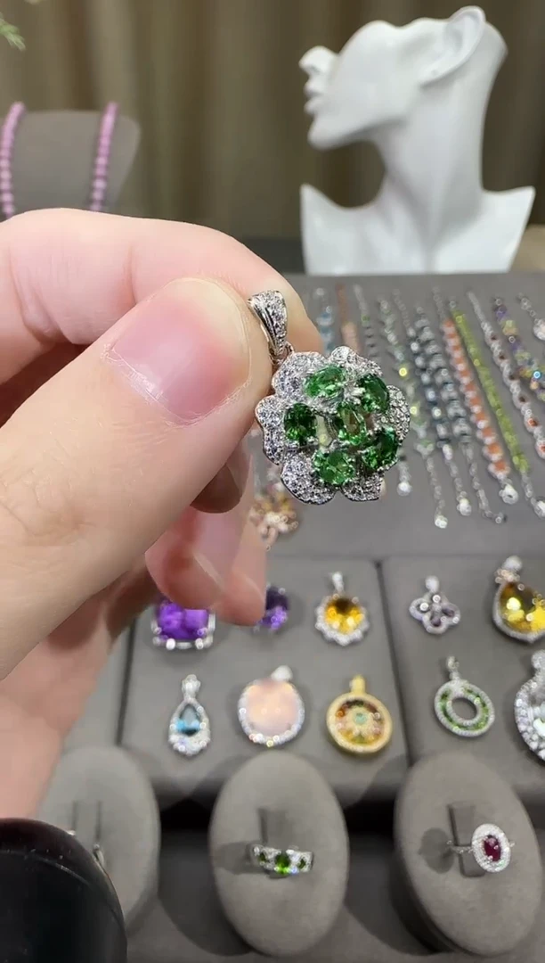 颈饰银S925镶嵌石榴石（沙弗莱）15mm吊坠繁花设计款