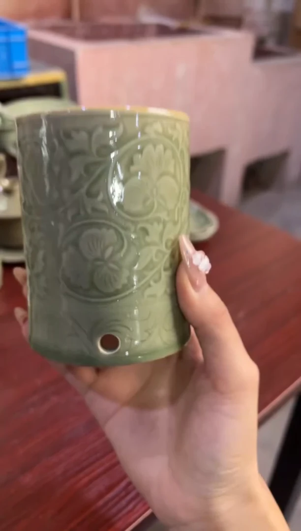 微瑕耀州窑牡丹笔筒