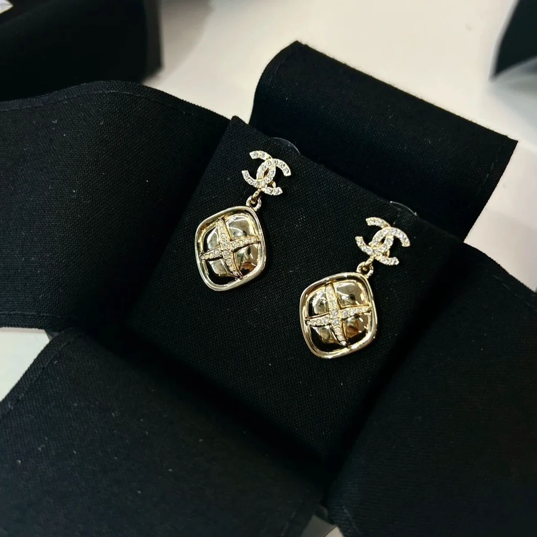 99新 Chanel/香奈儿 Chanel香奈儿菱形金色双C交叉水钻耳环L21B