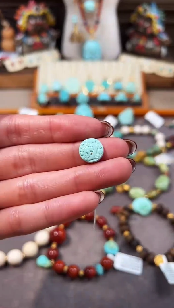 未镶嵌绿松石配饰猫咪圆牌