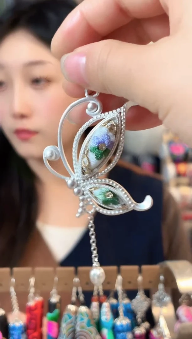 彩云南阁非遗老绣饰品562