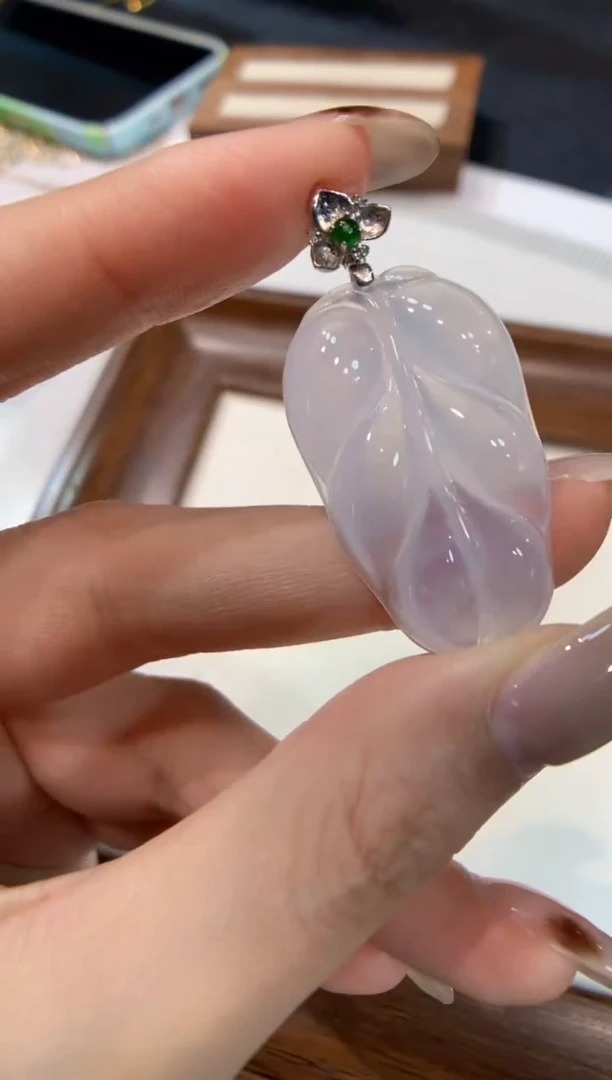 颈饰18K金镶嵌翡翠叶子