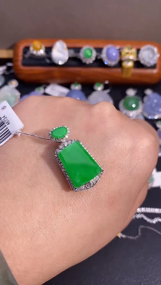 【闪购商品】翡翠颈饰18K金镶嵌吊坠