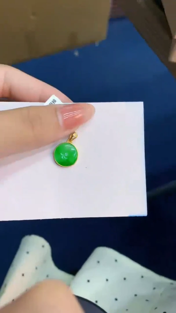翡翠未镶嵌颈饰           1