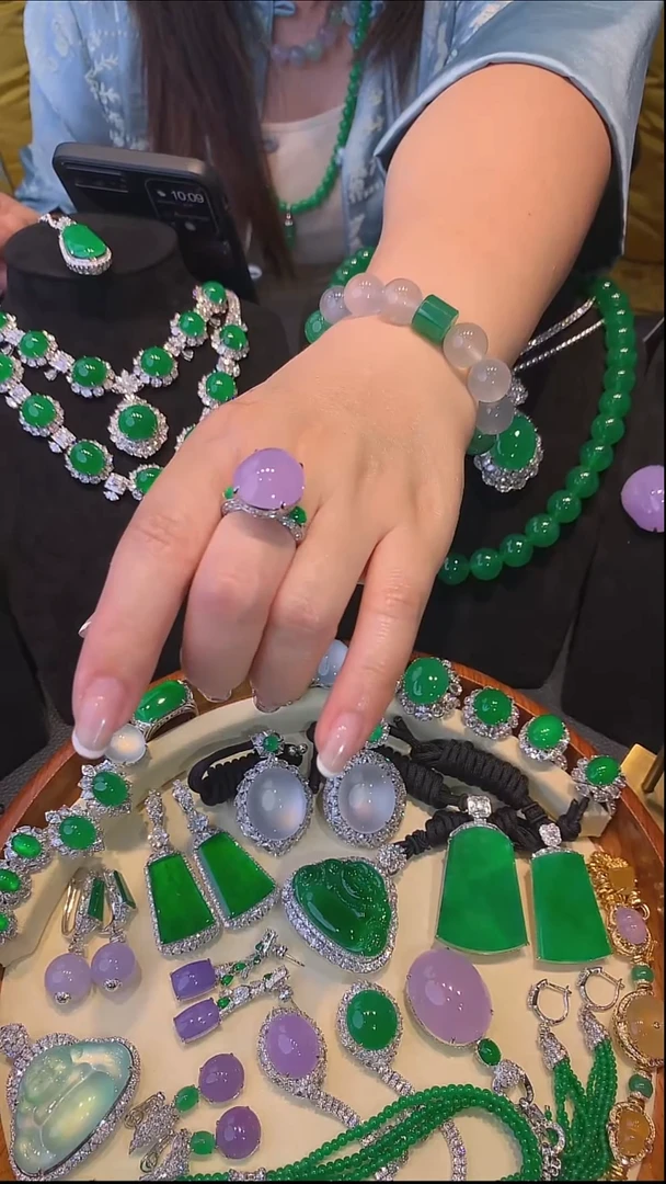 18K金镶嵌戒指翡翠戒指一套