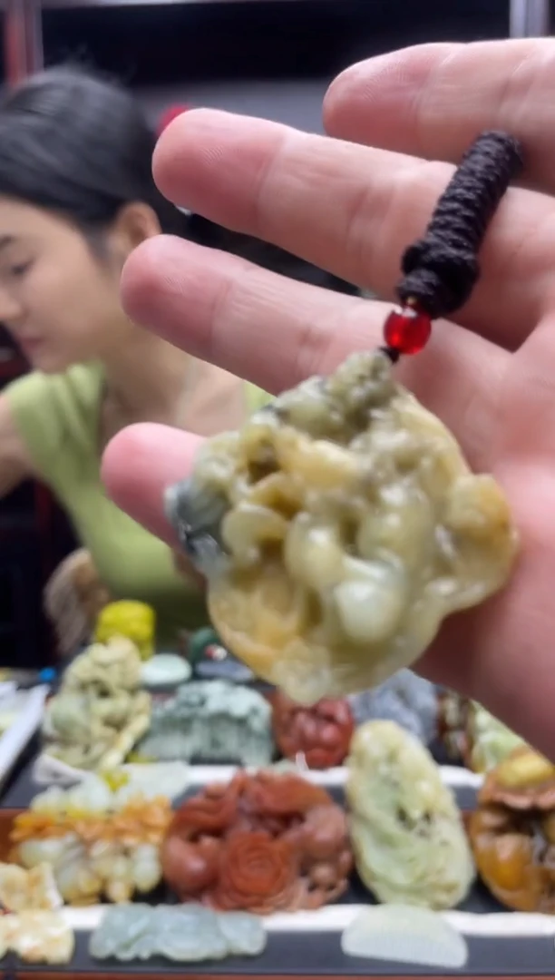 岫玉未镶嵌吊坠·