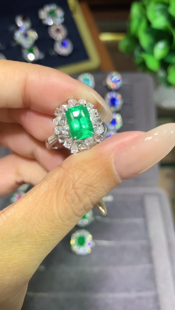 18K金镶嵌戒指祖母绿2.12CT