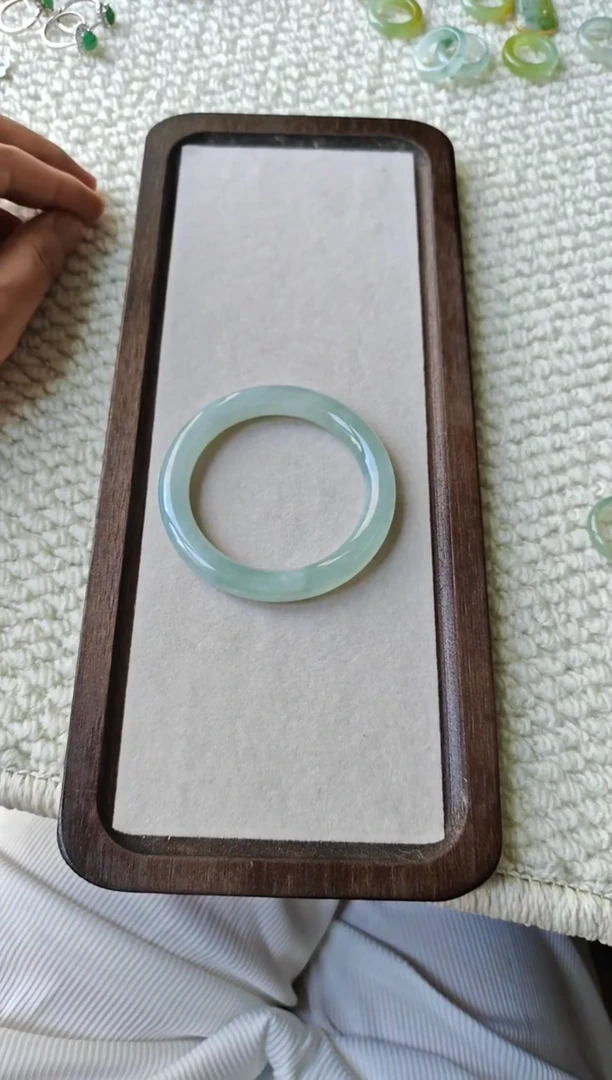 翡翠手镯未镶嵌翡翠手镯未镶嵌