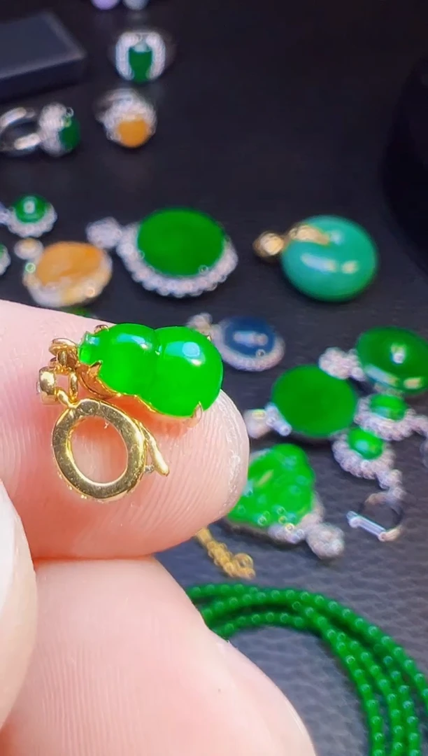 颈饰18K金镶嵌翡翠心**服翡翠