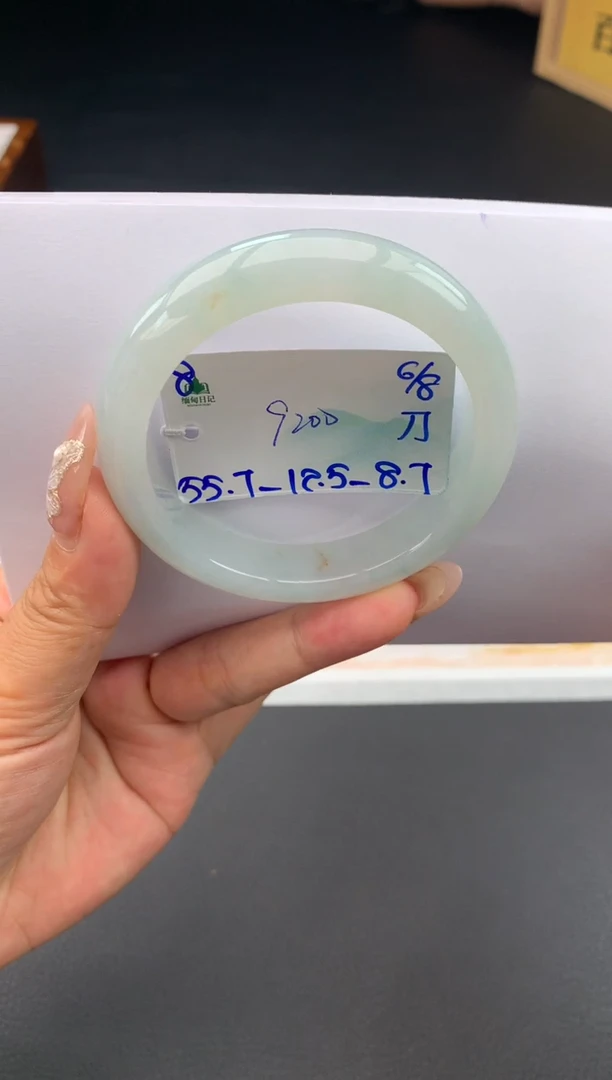 翡翠手镯未镶嵌自带#送人#，联系客服核对地址~