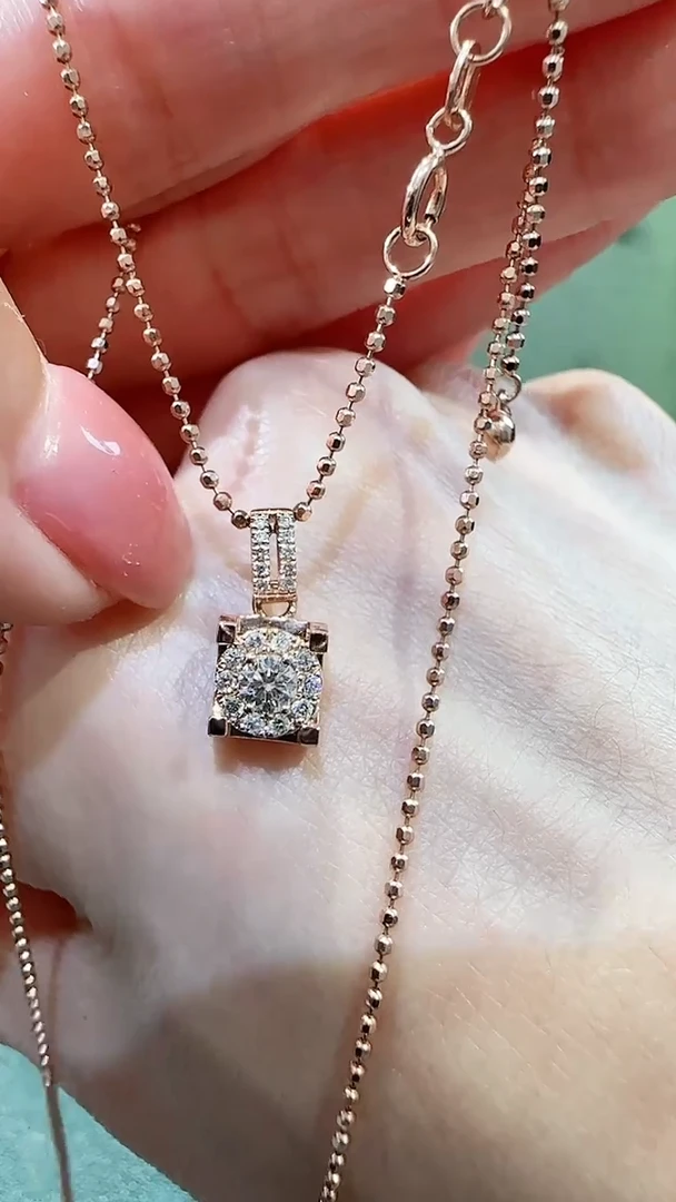 【闪购商品】钻石吊坠(不含链)18K金镶嵌18K金钻石牛头吊坠