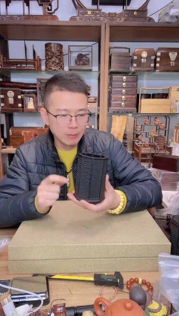 【闪购商品】乌木类书架801紫光檀八角雕刻笔筒 瑕疵