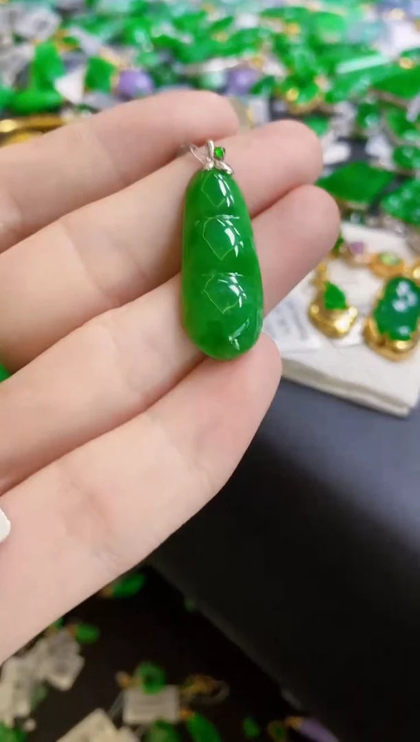 翡翠18K金镶嵌颈饰豆