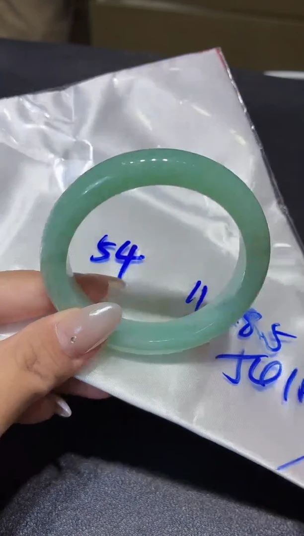 翡翠手镯未镶嵌翡翠手镯